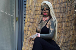 Блогерша с тату во все тело показала, как выглядела до преображения. Фанаты в шоке