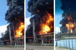 У Румунії горить нафтопереробний завод (відео)