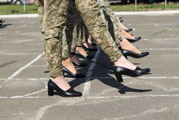 Скандал на підборах. Збройні сили обіцяють розібратися з жіночими туфлями для параду 