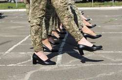 Скандал на підборах. Збройні сили обіцяють розібратися з жіночими туфлями для параду 