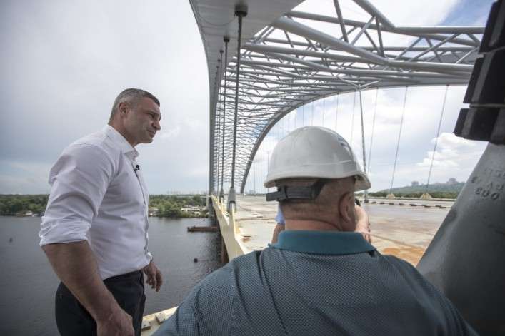 Влада перекинула гроші з будівництва метро на Виноградар на зведення скандального мосту