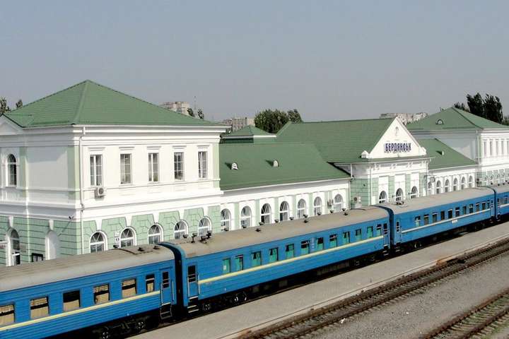 «Укразалізниця» змінить маршрут і прискорить поїзд з Києва до азовського курорту