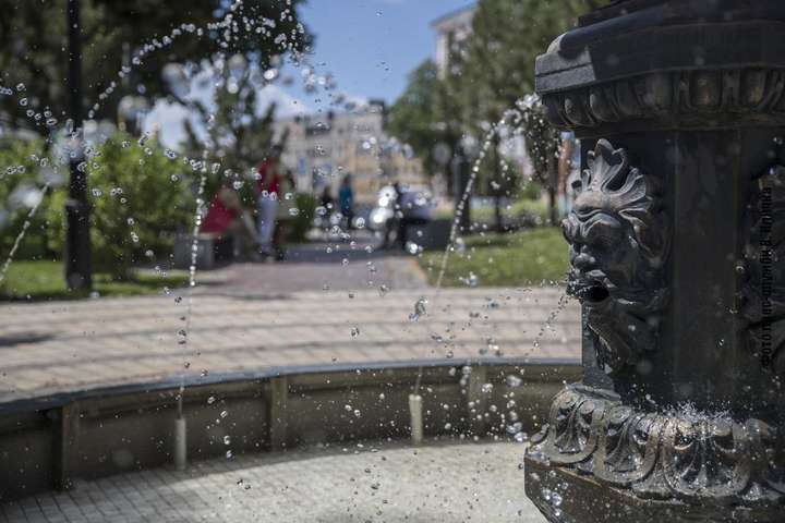 У центрі Києва оновили старовинний фонтан: водограй заворожує (фото, відео)
