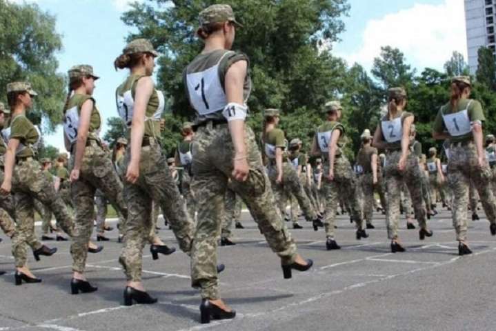 Підбори для солдаток: три міністерки вимагають замінити взуття