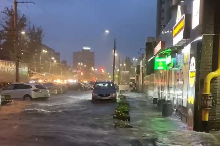 У Вінниці після зливи затопило вулиці (фото, відео)