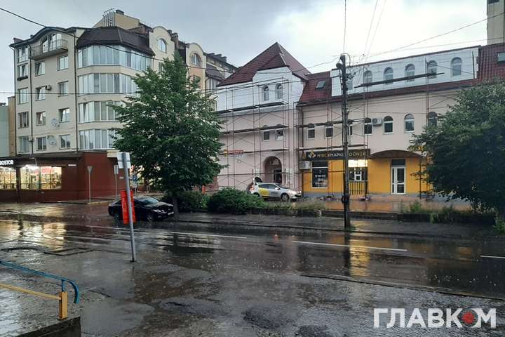 Відкачували воду із затоплених дворів: Франківськ оговтується від потужної зливи