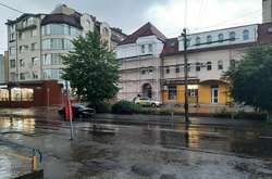 Відкачували воду із затоплених дворів: Франківськ оговтується від потужної зливи