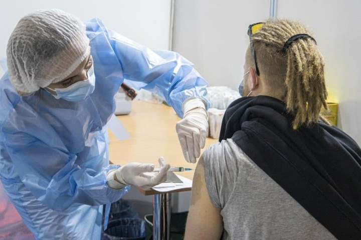За добу в Україні від коронавірусу щепили більше 90 тисяч людей