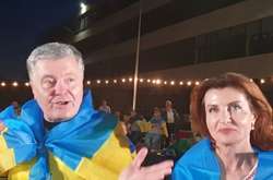  Порошенко прийшов вболівати за українську збірну разом зі своєю дружиною Мариною 
  