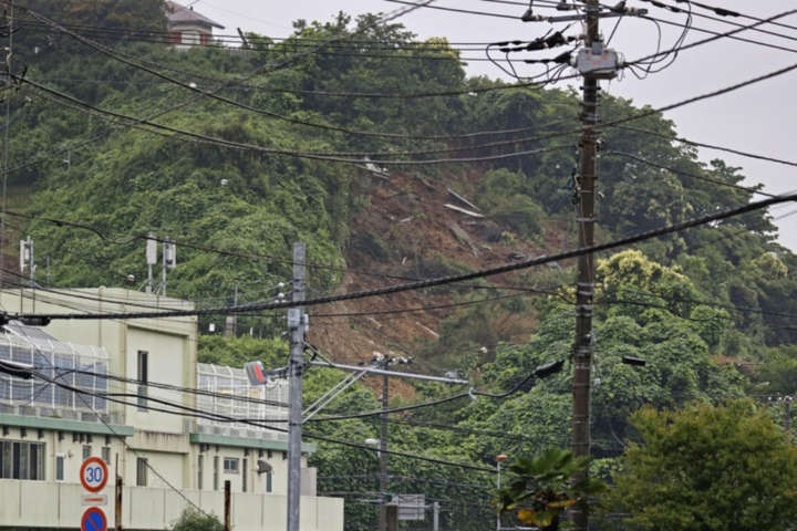 В Японії зсув зніс 80 будинків