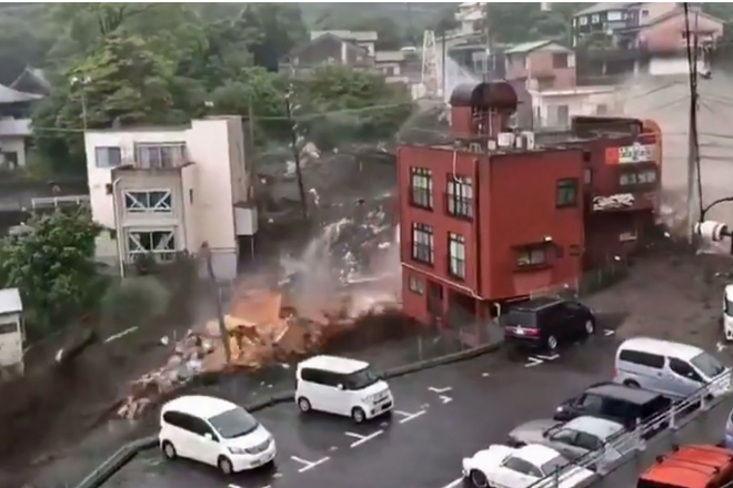 Будинки падали, немов карткові. Масштабний зсув у Японії потрапив на відео