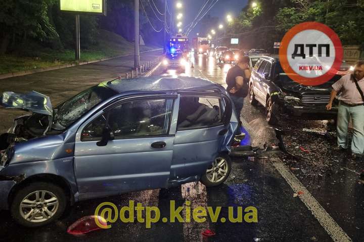 У Києві Subaru на повному ходу протаранив три автівки: постраждали діти (фото, відео)
