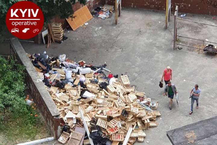 Звалища та антисанітарія. Стихійна торгівля перетворює Київ на смітник (фото)