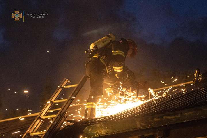 Масштабна пожежа в Києві: палали склади з горючими матеріалами (фото)