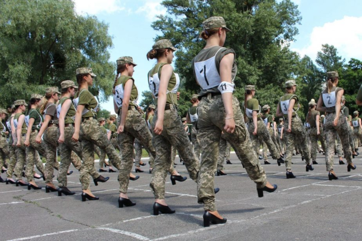 Страсти из-за туфлей. Скандал с каблуками украинских военных попал в мировые СМИ