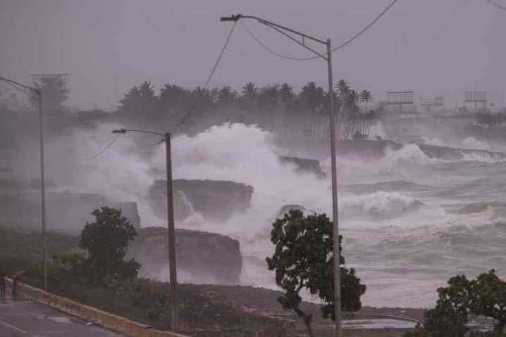 Сильный ветер и огромные волны: шторм Эльза накрыл Кубу (видео)