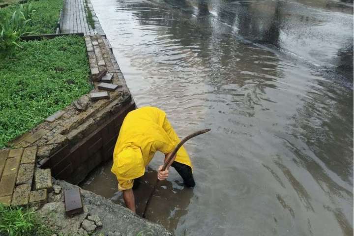 Затоплена Одеса: комунальники рятують місто після нічної негоди (відео, фото)
