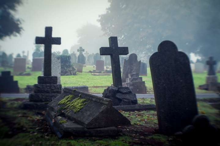 На столичному кладовищі нелюд убив безхатченка хрестом із могили