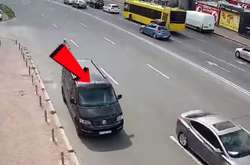 Автівка без водія перетнула жваве перехрестя в Києві і врізалась у паркан (відео)