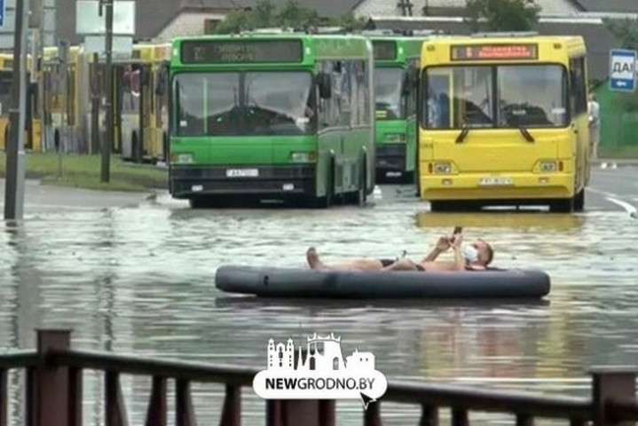 Замість авто – надувний матрац. Злива у Білорусі затопило місто (фото, відео)