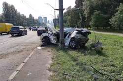 Від автівки лишилась купа брухту: в Києві Mazda влетіла у стовп (фото, відео)