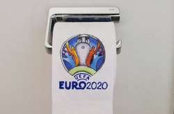 Німецький художник увіковічнив події Євро-2020 на туалетному папері (відео)