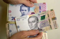 З рахунків українців автоматично списуватимуть гроші. Хто може втратити свої заощадження