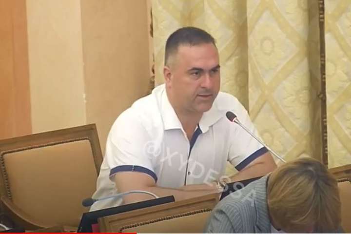 Одеський чиновник забув українську мову і не зміг виступити на засіданні (відео)