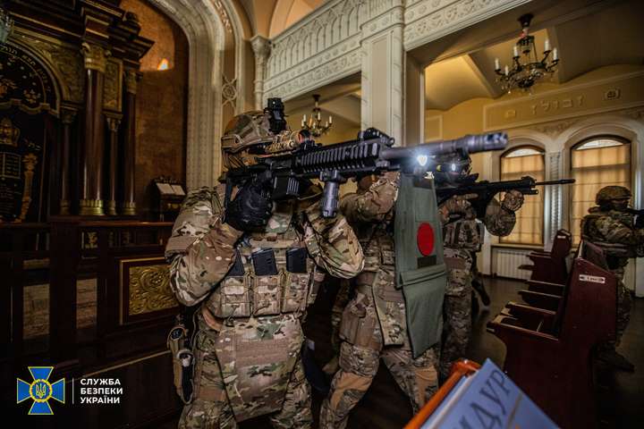 СБУ показала, як «звільняла заручників» у синагозі в Києві (фото, відео)