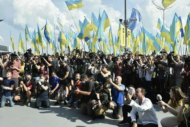 Організатори зустрічі збірної України пояснили, чому прапори були скидані в купу