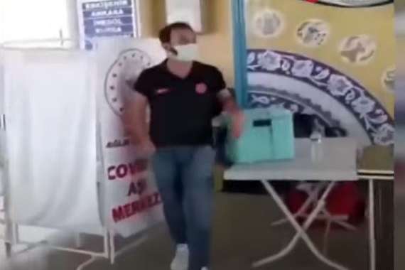  «Sinovac, Biontech!»: у Туреччині закликають вакцинуватися прямо на автовокзалі (відео)