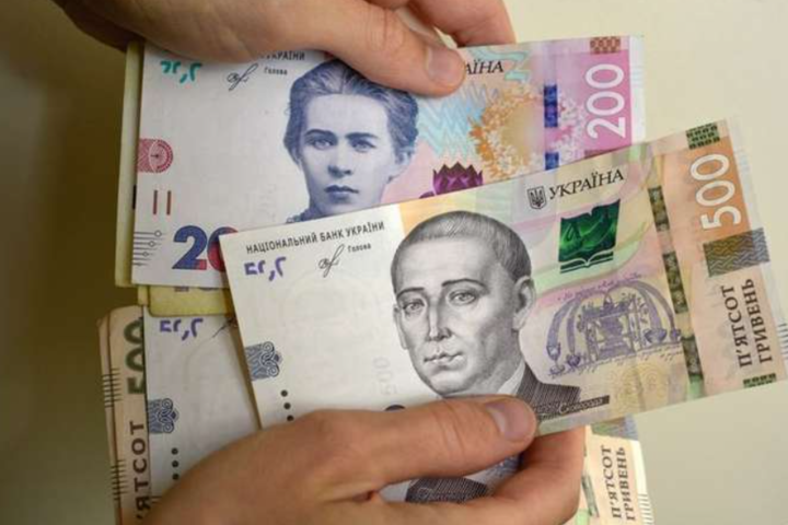 Со счетов украинцев будут автоматически списывать деньги. Кто может потерять свои сбережения
