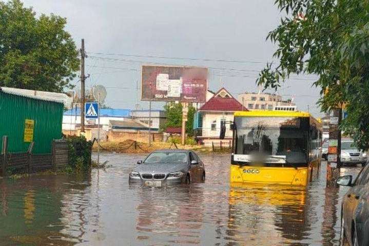 Злива перетворила вулиці Києва на річки, автівки плавали (фото)