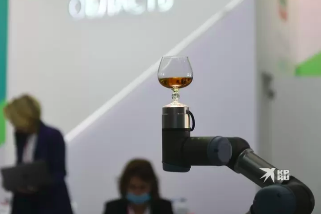  У Росії вигадали роботів-«побратимів» по розпиванню алкоголю (фото, відео)
