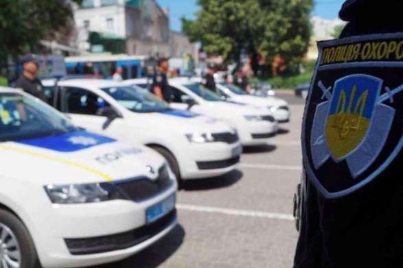 У Києві двоє поліцейських побили кийками та відібрали гроші в іноземця