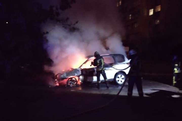 У дворі будинку в Києві згорів автомобіль (фото, відео)
