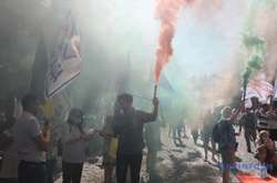 Мітингувальники заблокували центр Києва, урядовий квартал у диму (фото)
