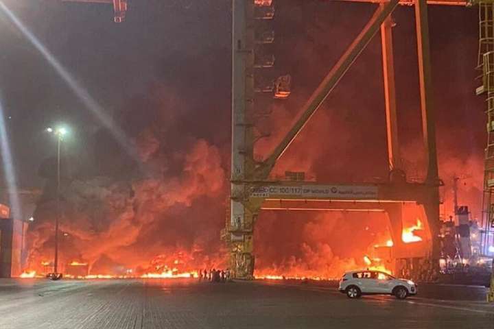 У порту Дубаї прогримів вибух. Горить нафтовий танкер (відео)