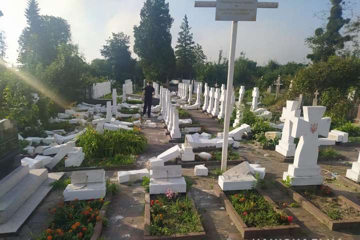 Повалені хрести, розбиті могили. На Львівщини юнак осквернив майже 60 могил січових стрільців (фото)