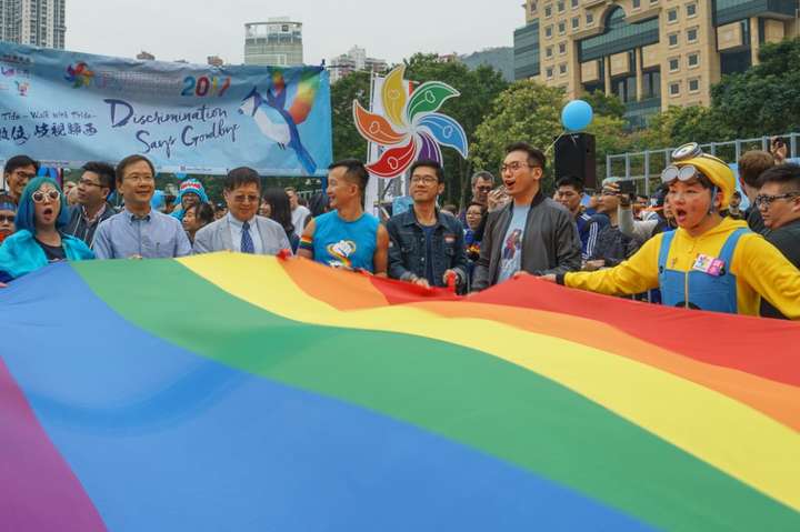 ЛГБТ-скандал у мережі. Китайська соцмережа WeChat видалила десятки акаунтів