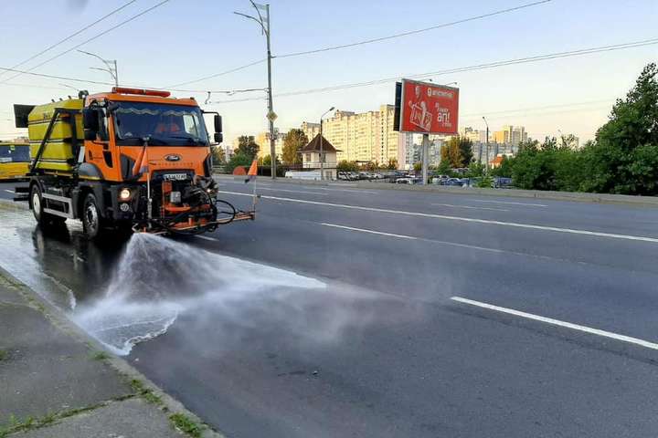 Спека посилюється: вулиці Києва знову миють і поливають (фото)