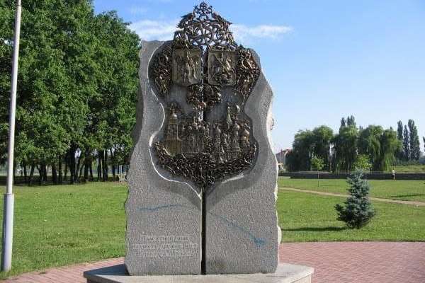 На восьмому році війни Київ демонтує знак на честь «дружби» з Москвою