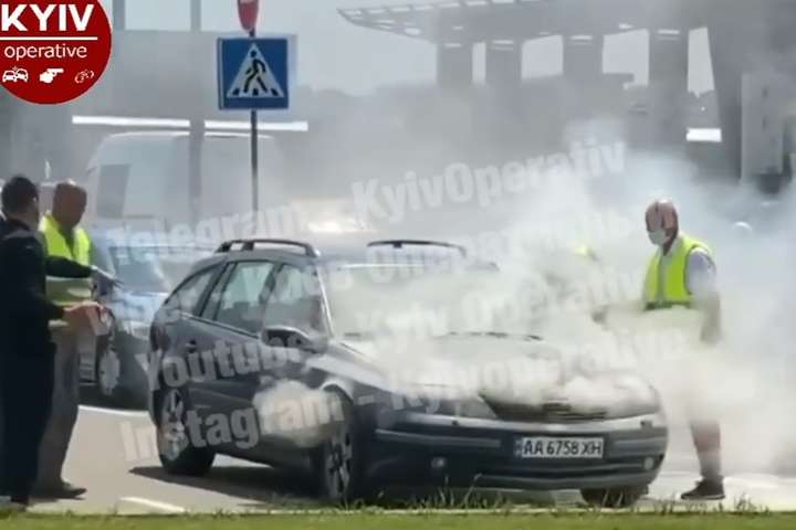 В аеропорту «Київ» загорівся автомобіль (відео)