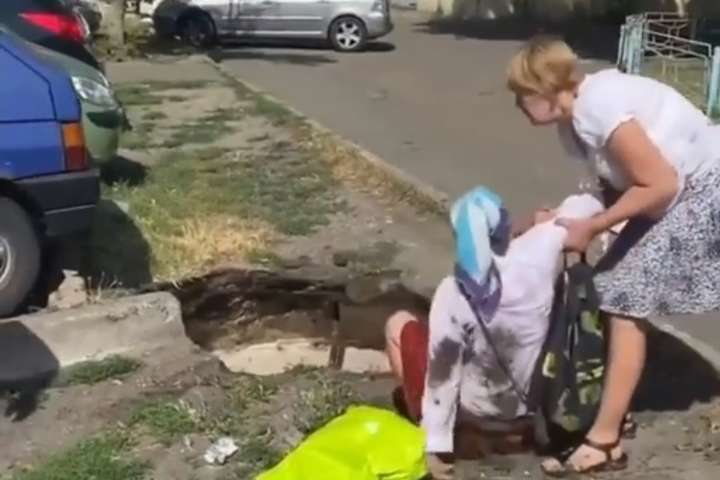 У Києві жінка провалилась в яму з окропом (відео)