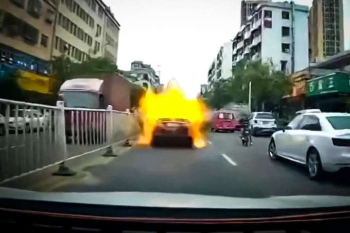 Популярний автомобіль Toyota вибухнув посеред вулиці (відео)