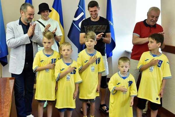 Знайшли хлопців, які заспівали Гімн України і стали зірками соцмереж