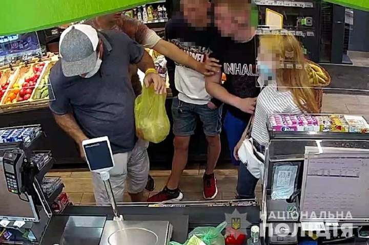 У столичному супермаркеті конфлікт покупців закінчився різаниною (фото)