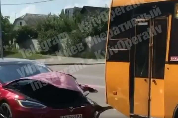 У Києві Tesla влетіла в маршрутку (відео)