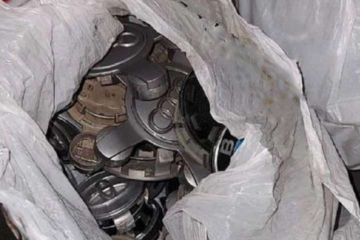 Столичні поліцейські зловили «колекціонерів» заглушок на диски з емблемами авто (фото)