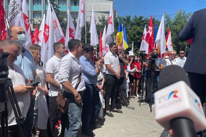Вибори у Молдові: експрезидент Додон вивів прихильників на протест